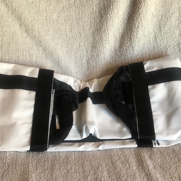 Vive Transfer Blanket 35”x 34” supports up to 500lbs, waterproof, padded handles - Picture 4 of 8